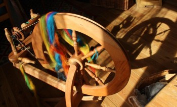 Einf&uuml;hrung - Handspindel und Spinnrad - Kurs findet unter Hygieneauflagen statt - Anmeldung m&ouml;glich Beispiel 5